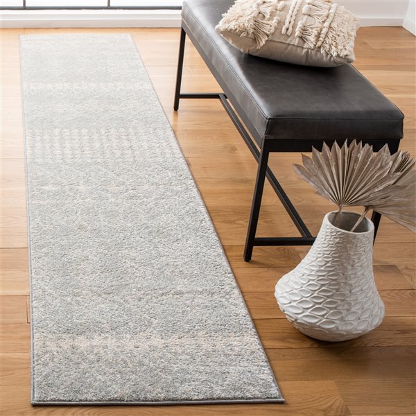 Tapis de passage rectangulaire et abstrait Tulum Artesia par Safavieh de 2 pi x 5 pi de style bohème, gris clair et ivoire