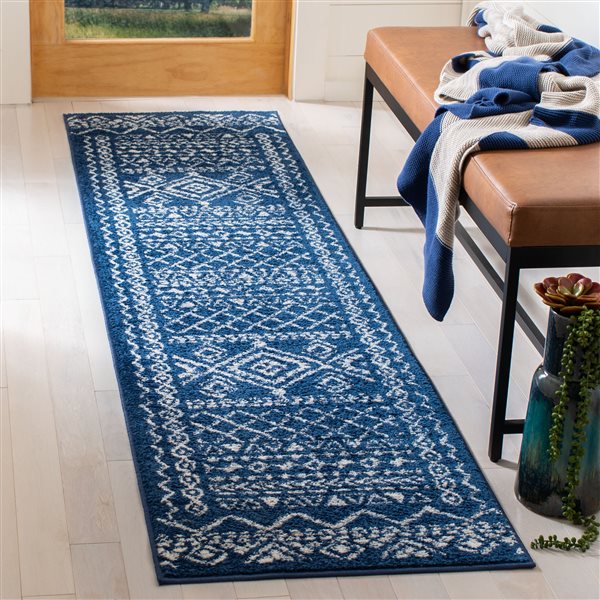 Tapis de passage rectangulaire et abstrait Tulum Grady par Safavieh de 2 pi x 5 pi de style bohème, bleu marine et ivoire