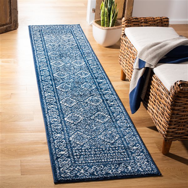 Tapis de passage rectangulaire et délavé Tulum Virden par Safavieh de 2 pi x 9 pi de style bohème, bleu marine et ivoire