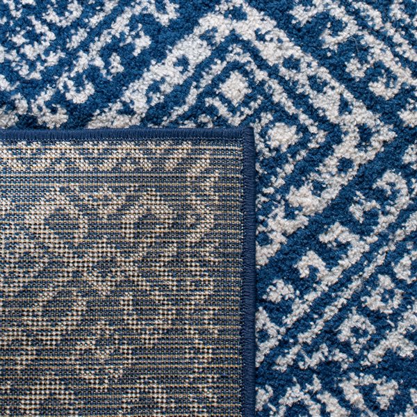 Tapis de passage rectangulaire et délavé Tulum Virden par Safavieh de 2 pi x 9 pi de style bohème, bleu marine et ivoire