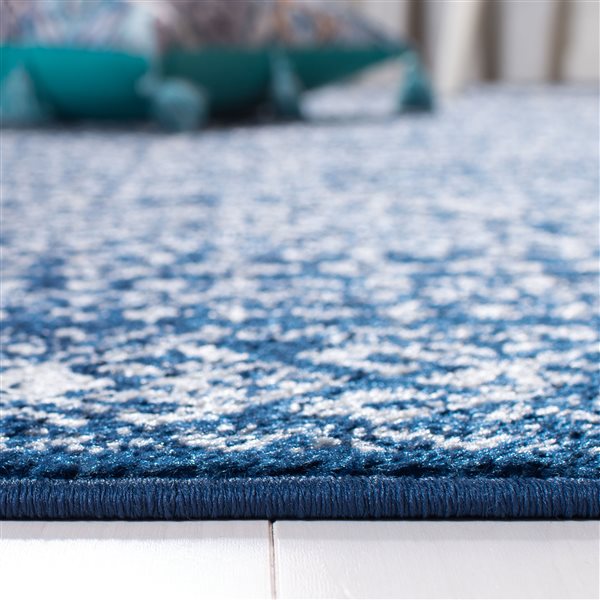 Tapis de passage rectangulaire et délavé Tulum Virden par Safavieh de 2 pi x 9 pi de style bohème, bleu marine et ivoire