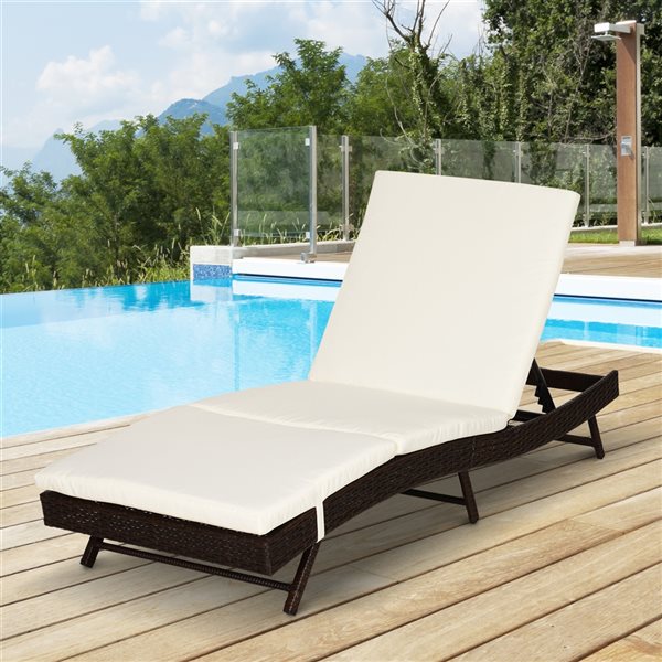 Chaise longue stationnaire Outsunny en métal et rotin brun foncé avec assise rembourrée blanche crémeuse