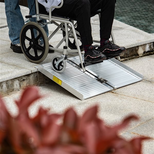 Rampe pour fauteuils roulants pliante en aluminium par HomCom conforme à  l'ADA de 5 pi x 28,25 po 713-021