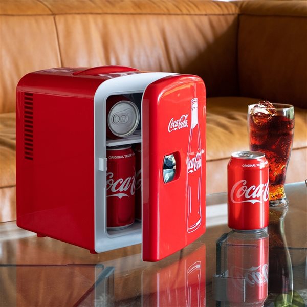 Mini réfrigérateur autoportant Classic par Coca-Cola rouge de 0,14 pi3  KWC4C