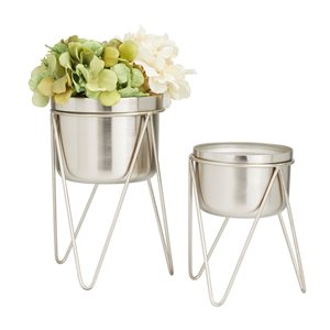 Cosmoliving by Cosmopolitan 7-in x 10-in Silver Iron Modern Planters - Set of 2