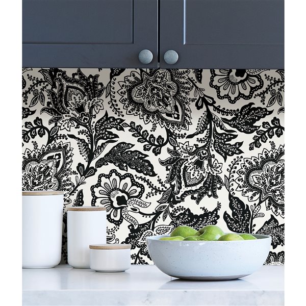 Papier peint autocollant Java par Vera Bradley en vinyle noir à motif floral de 30.75pi²