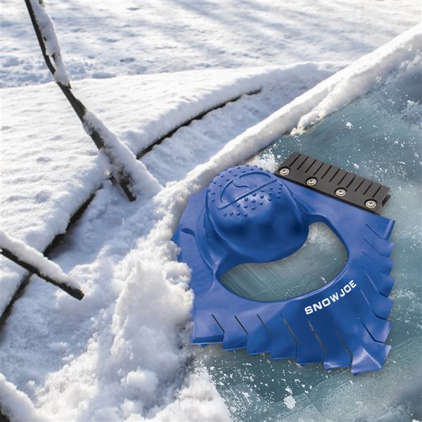 Balai à neige bleu de 18 po Snow Joe en plastique avec grattoir et