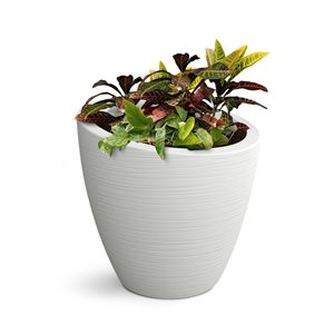 Mayne Modesto 20-in x 20-in White Plastic Planter