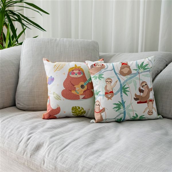 Coussin décoratif carré de 16 po x 16 po Sloth par Gouchee Home, multicolore