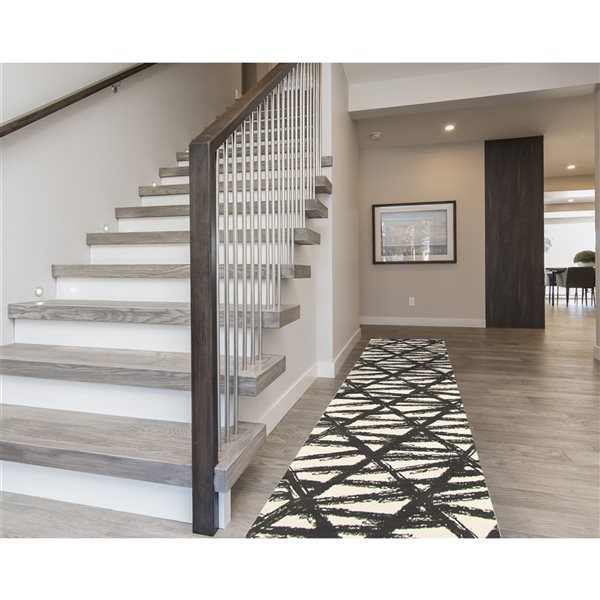 A&E Bath and Shower Leland 2-ft x 8-ft Black/Ivory Rectangular Indoor Geometric Rug