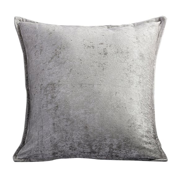 Coussin décoratif carré argent de 18 po x 18 po Mejest par Gouchee Home