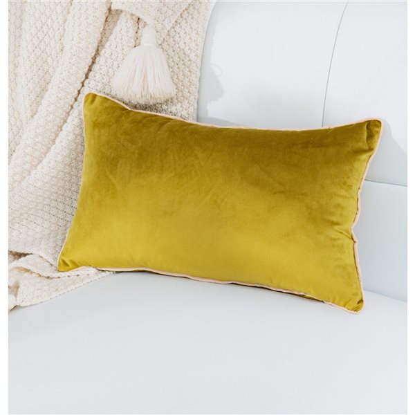 Coussin décoratif rectangulaire ocre de 12 po x 20 po Rana par Gouchee Home