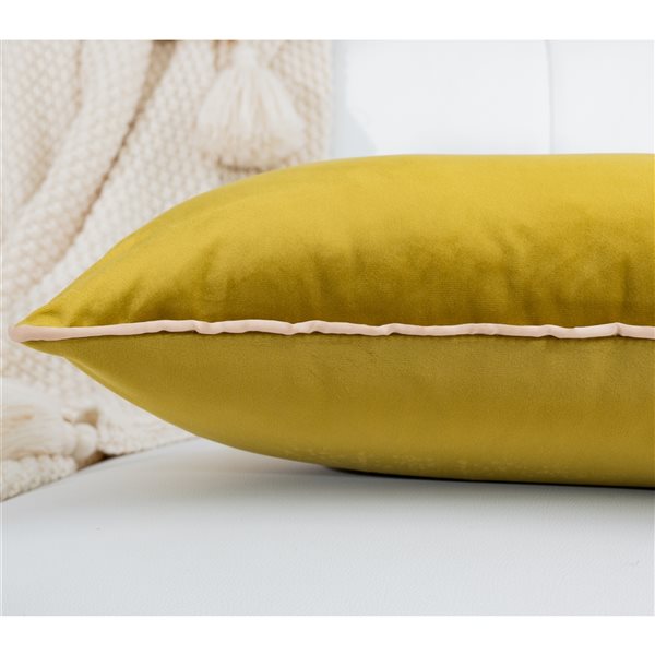 Coussin décoratif rectangulaire ocre de 12 po x 20 po Rana par Gouchee Home