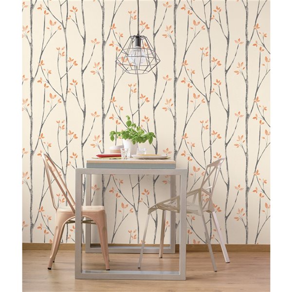 Papier peint orange non tissé et non encollé Ingrid par Brewster à motif d'arbres de 56,4 pi²