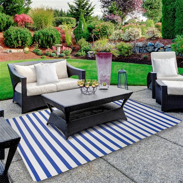 Northlight 4-ft x 6-ft Blue and White Rectangular Indoor/Outdoor Striped Area Rug