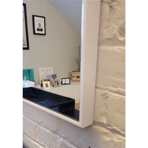 Décor Wonderland Venta 23.6-in Rectangular White Framed Bathroom Mirror