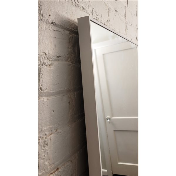 Décor Wonderland Venta 23.6-in Rectangular White Framed Bathroom Mirror