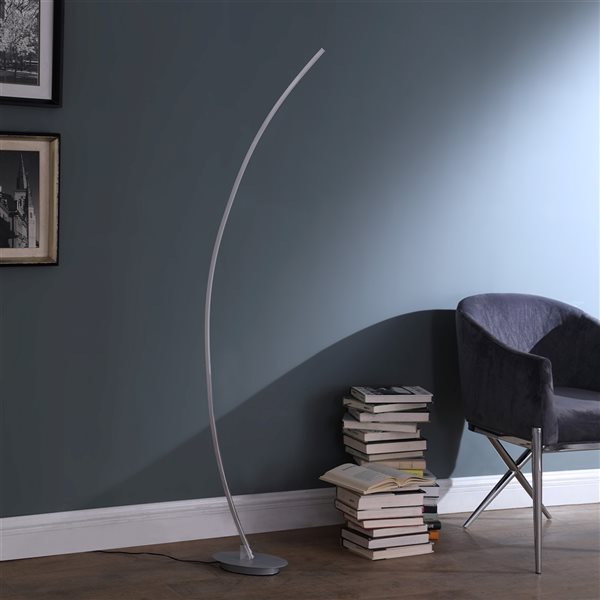 Lampe à pied à DEL en arc Bradie par ORE International nickel brossé de 62,25 po