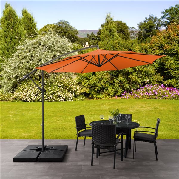 Parasol de terrasse orange décalé résistant aux UV de 9,5 pi et poids de base