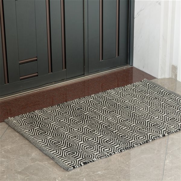 Deerlux 2-ft x 3-ft Black and White Rectangular Indoor Geometric Area Rug