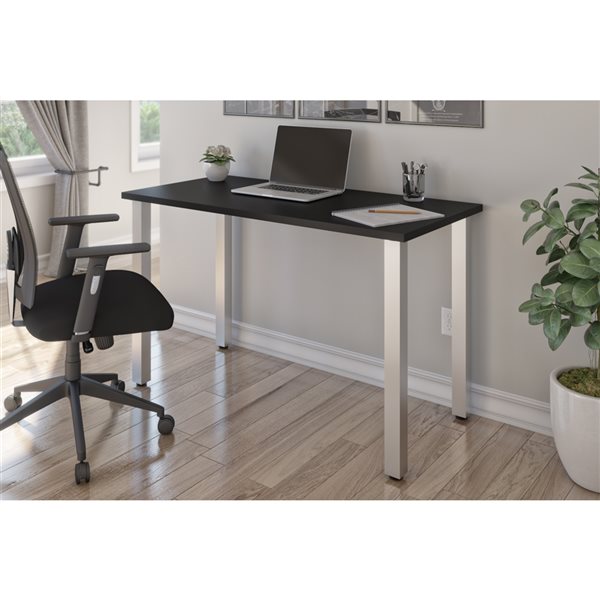 Table de bureau de 48 po avec pattes en métal carrées Universel de Bestar, noir