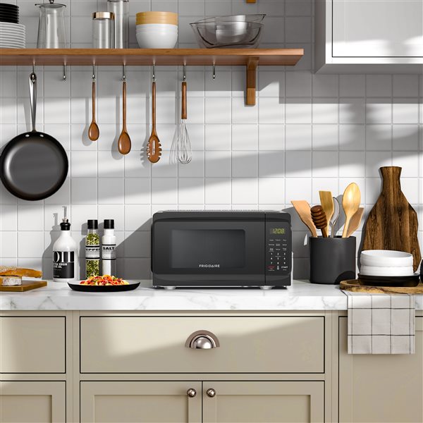 Four à micro-ondes Frigidaire de 0,7 pi³ 700 watts (noir)