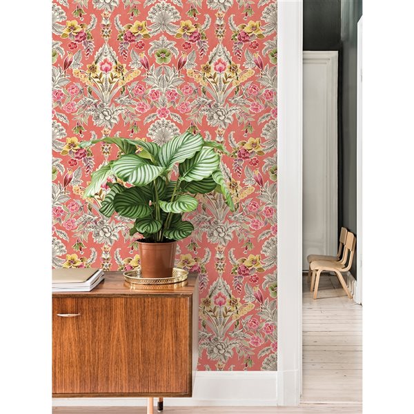 Papier peint autocollant floral damassé rose par NuWallpaper de 30,75 pi175