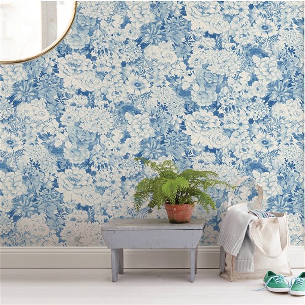 Papier peint autocollant floral bleu par NuWallpaper de 30,75 pi²