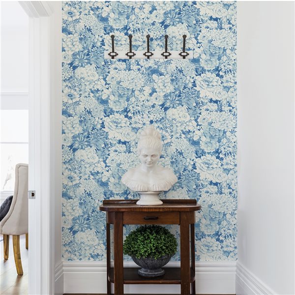 Papier peint autocollant floral bleu par NuWallpaper de 30,75 pi²