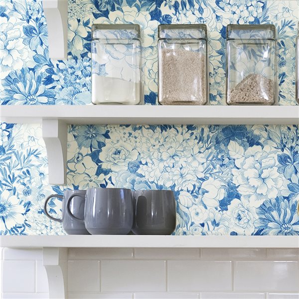 Papier peint autocollant floral bleu par NuWallpaper de 30,75 pi²