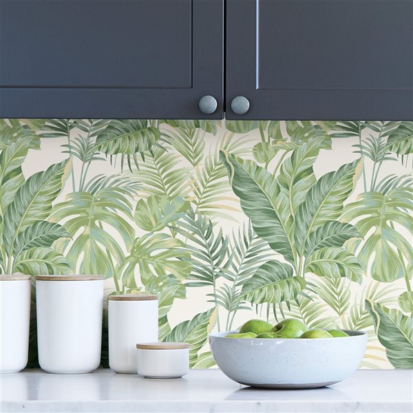 Papier peint autocollant botanique vibrante avec un style tropical par NuWallpaper de 30,75 pi²