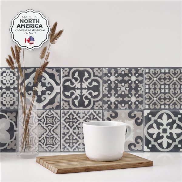 Tuiles autocollantes Vintage Arezzo de 9 po x 9 po gris et blanc par Smart Tiles, paquet de 4