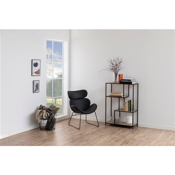 Chaise de salon Cazar moderne en similicuir noir par Actona