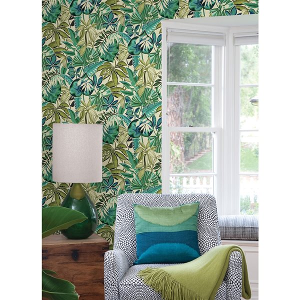 Papier peint autocollant Caroline et Bettina x NuWallpaper feuillage Feuilles turquoises en vinyle de 30,75 pi²