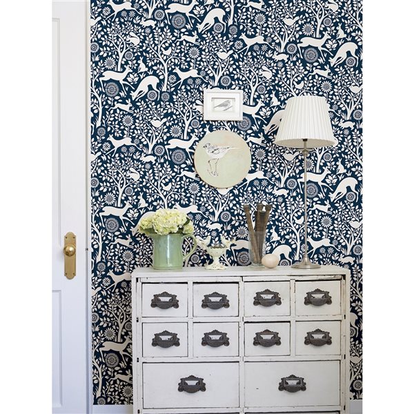 Navy blue and store white wallpaper