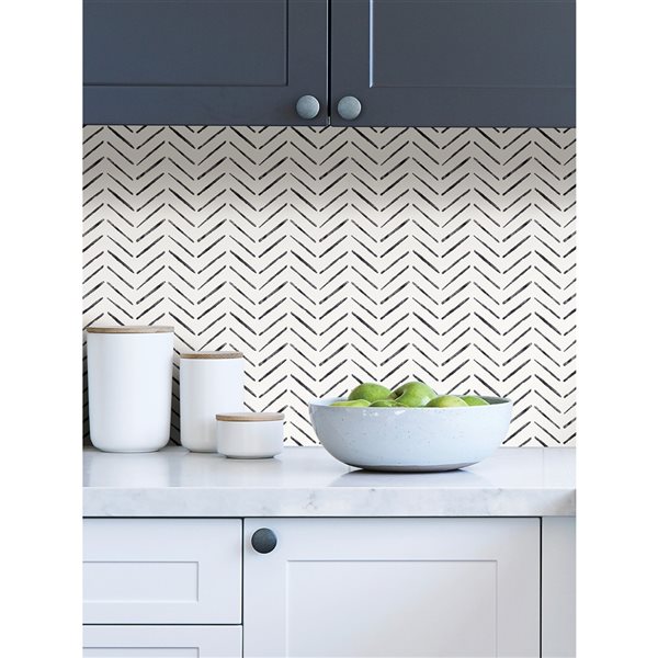 Papier peint autocollant NuWallpaper chevron Holden noir en vinyle de 30,75 pi²