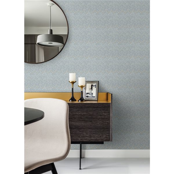 Papier peint autocollant Scott Living x NuWallpaper chevron Alden gris et bleu en vinyle de 30,75 pi²