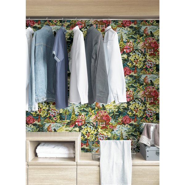 Papier peint autocollant Caroline et Bettina x NuWallpaper floral le Forestier multicolore en vinyle de 30,75 pi²