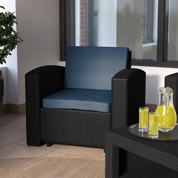 Fauteuil de patio Lake Front par CorLiving osier en résine noir avec siège coussiné bleu