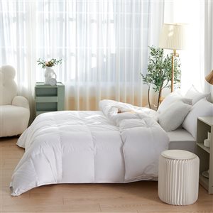 Couette légère réversible en duvet de canard du Lac-Brome 233 FP pour lit simple par Royal Elite