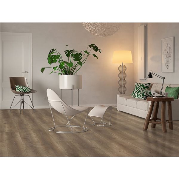 Plancher flottant Bellemont 7,56 x 47,24 po x 8 mm en chêne brun Mono Serra, 23,92 pi²/boîte