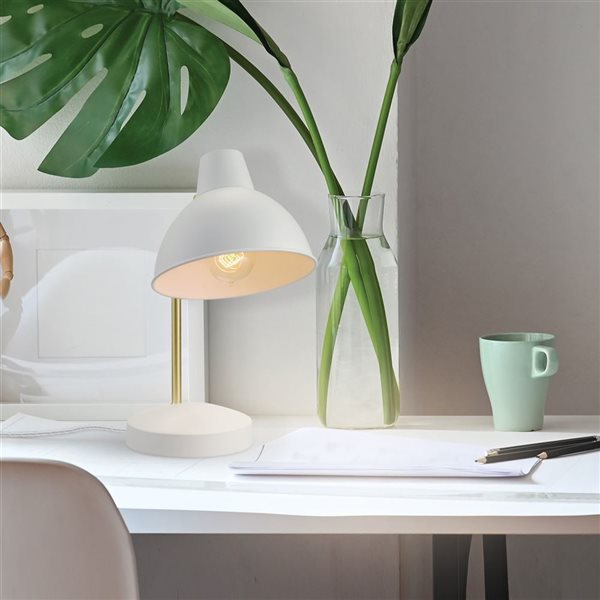Lampe de bureau Willow de 15 po avec abat-jour en métal par Globe Electric, blanc mat