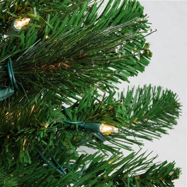 Northlight 7.5-ft Pre-lit Full Green Artificial Christmas Tree with 550 Clear Incandescent Lights and Tree Stand