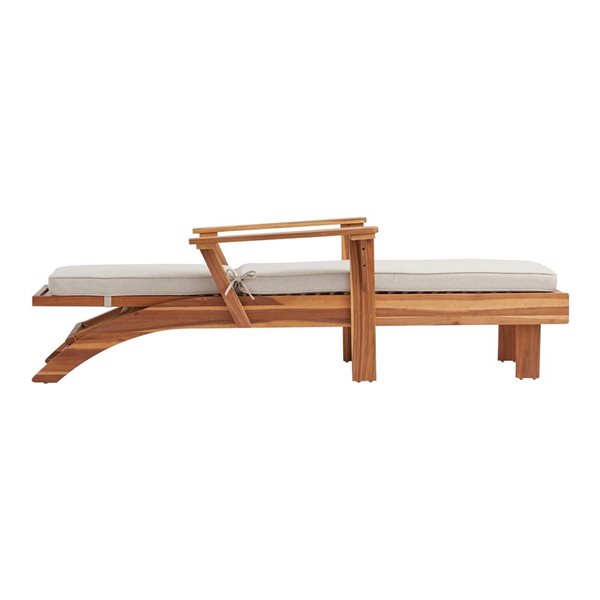 Chaise longue inclinable d'extérieur Coyle par Linon Home Decor en bois naturel et coussin beige