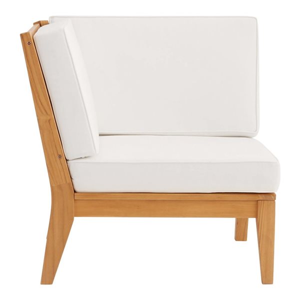 Chaise d'angle d'extérieur Nalbandian par Linon Home Decor en teck naturel et coussins blanc cassé