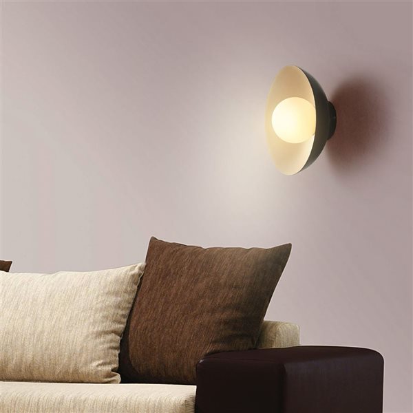 Plafonnier encastré 1 lumière Globe Electric noir mat et abat-jour en verre blanc opalin de 13 po