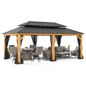 Abri-soleil Sunjoy 12 x 20 pi en bois de cèdre naturel avec toit à 2 niveaux en acier brun foncé