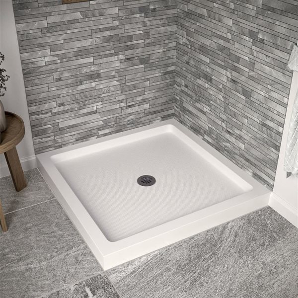 Base de douche d'angle Streamline en acrylique 36 po x 36 po blanc brillant avec drain central et drain ABS inclus