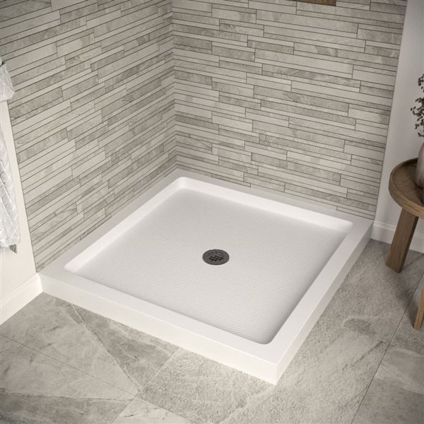 Base de douche d'angle Streamline en acrylique 36 po x 36 po blanc brillant avec drain central et drain ABS inclus