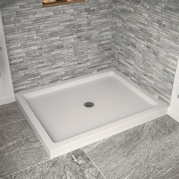 Base de douche d'angle Streamline en acrylique 48 po x 36 po blanc brillant avec drain central et drain ABS inclus